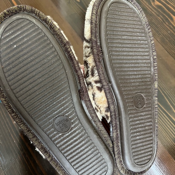NWOT Totes Fuzzy Faux Fur Slide Bedroom Slippers Size 9/10 - Picture 2 of 3